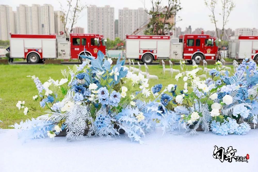 高甜撒糖！今天的文创港有最“嚣张”的婚车和最甜蜜的亲亲