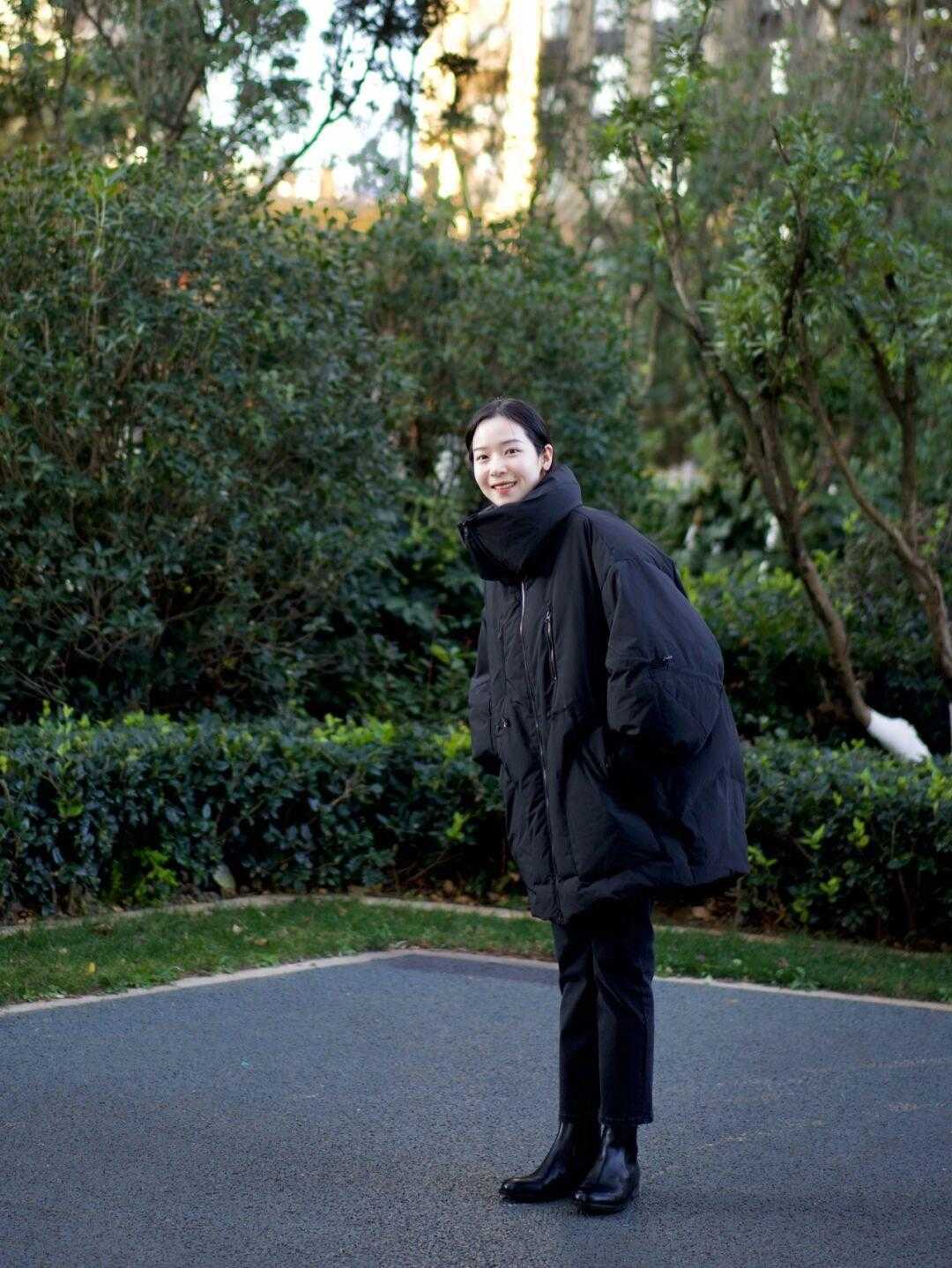 羽绒服 爱美的女人穿羽绒服不配打底裤,这些裤子更时髦个性,你有几条?