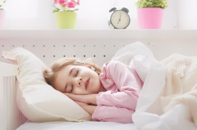 睡觉|孩子在这2个“黄金时间”睡觉，不仅能促进大脑发育，还容易长高