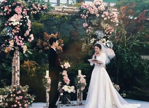 个子 “巨人新娘”走红,本以为很丑,看到正脸后,众人惊叹