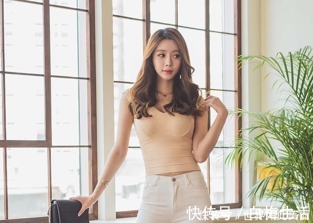 紧身牛仔裤 时尚穿搭:紧身牛仔裤小姐姐,衣品好看经得起考量