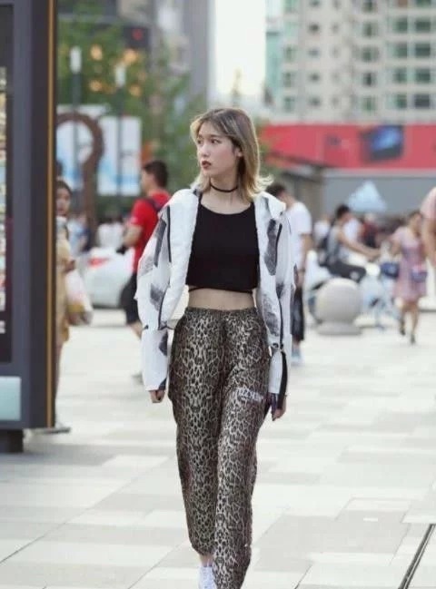 街拍：女神范的小姐姐，秀出青春活力范，优雅多姿