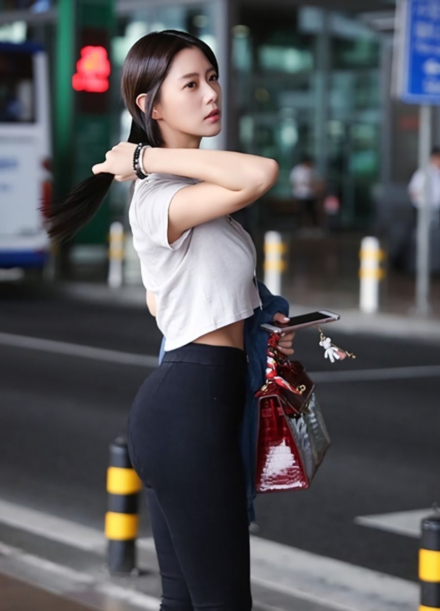 印花|克拉拉不愧是“人间富贵花”，穿一条印花半身裙和抹胸上衣，真美