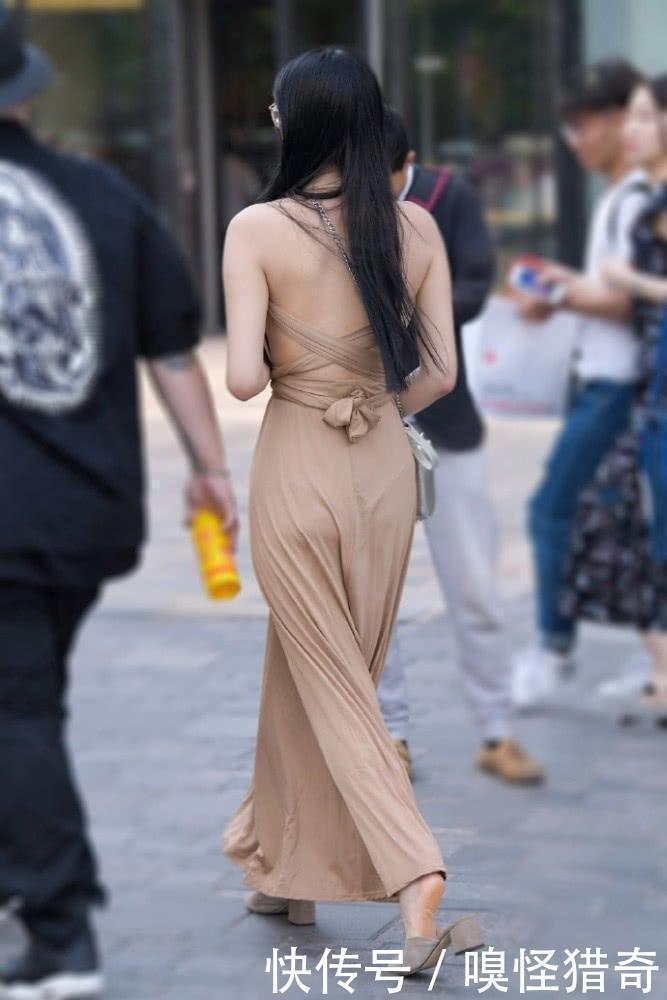 小姐姐|街拍:美丽大方的小姐姐街头演绎“背影时尚”,独具优雅的气场