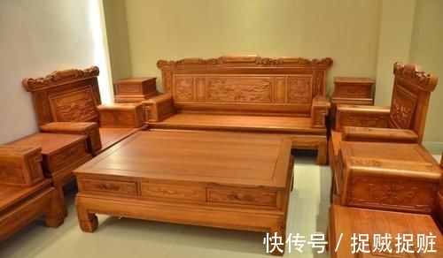 红木|20万买的红木沙发,才发现整个沙发用碎料拼接,跟独板比差远了