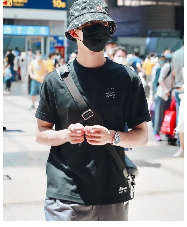 任豪|R1SE成員最新路透，何洛洛任豪超帥氣，周震南翟瀟聞魅力十足