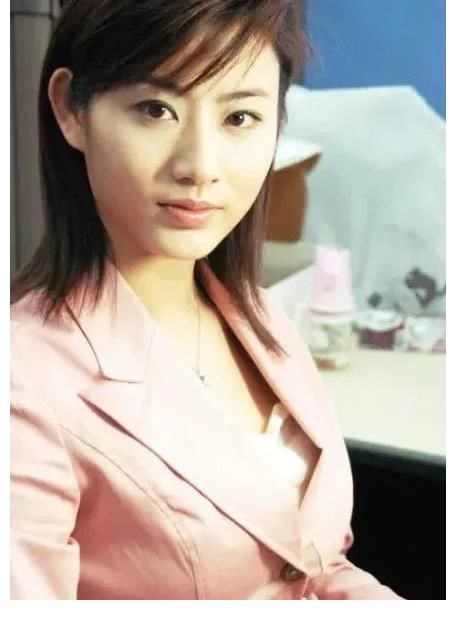 东方卫视主持人尹红美照集:比少女时代更美丽动人