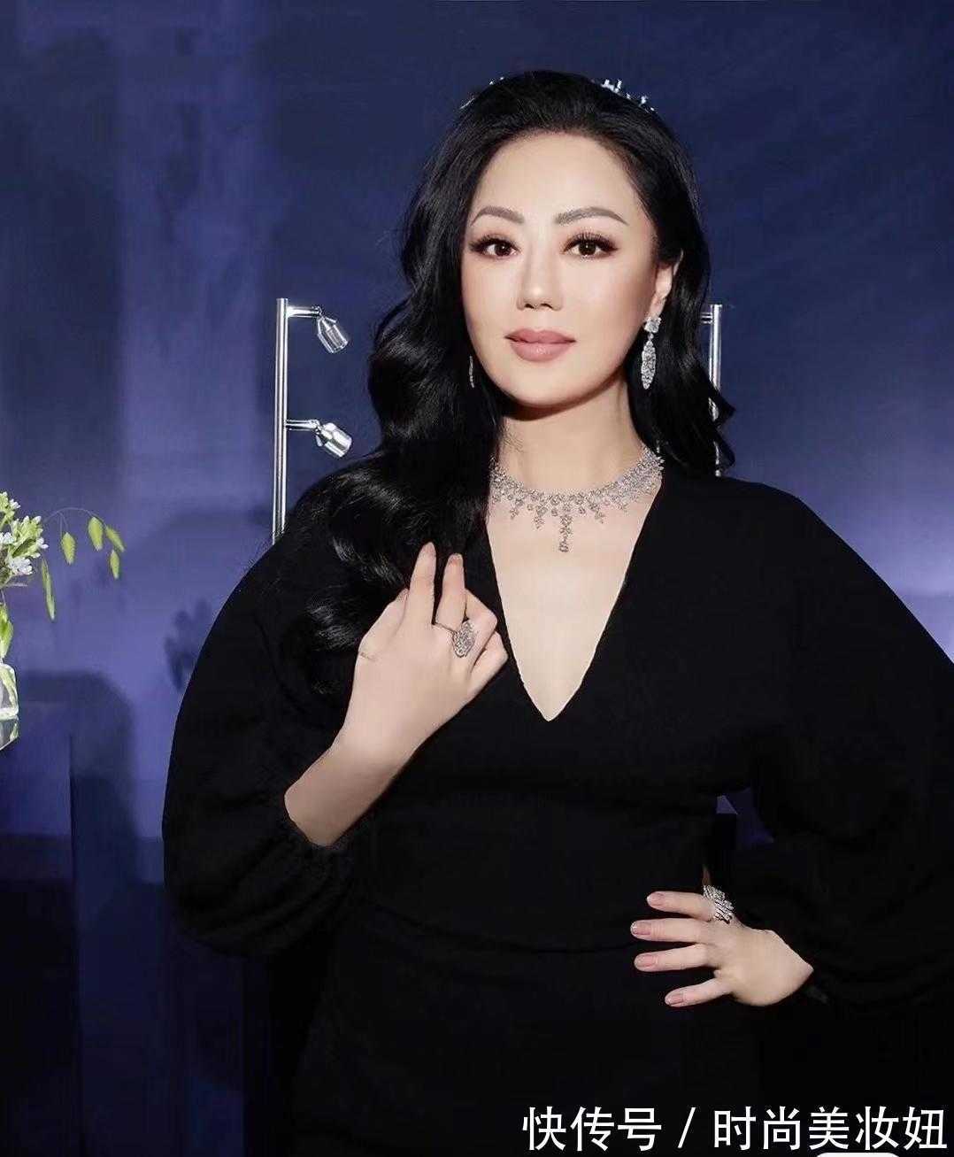 鱼尾裙 58岁章小蕙气质开挂,穿黑色鱼尾裙高雅大方,满满的名媛范