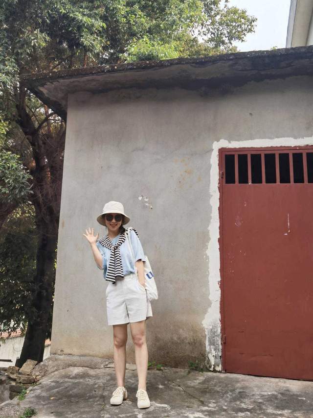 穿搭|今年秋天流行这样穿,看完你就学会了,T恤叠穿也可以那么美