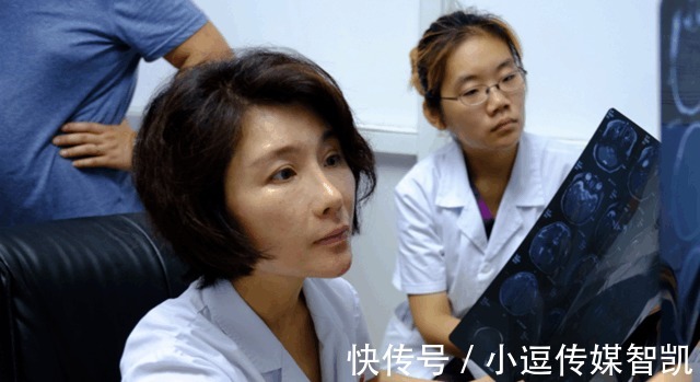 小女孩|医生让小女孩吹A4纸, 吹了十几下后小女孩突然双眼无神!