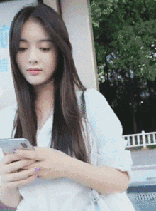 |搞笑动图:把妹子的小脸放手掌上捏一捏!