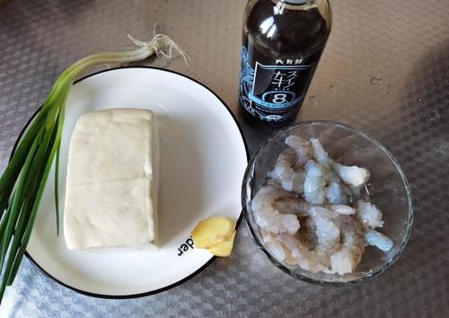  清甜虾仁豆腐汤，简单调味也是美味，虾仁鲜，豆腐嫩！