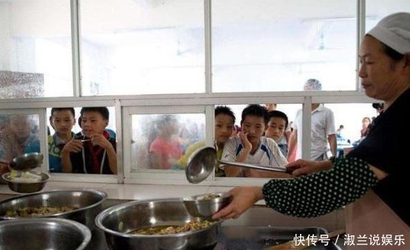 学校|学生午饭一口未动,就被食堂大妈整盘抢走,学生整天都饿肚子
