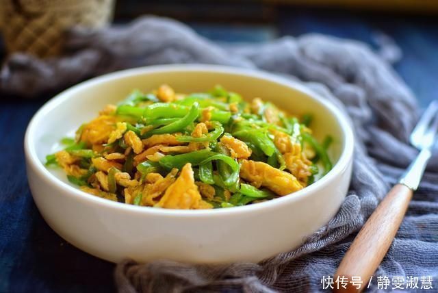 尖椒炒鸡蛋第1步放油就错了,难怪不嫩不香,看大厨教你正确做法