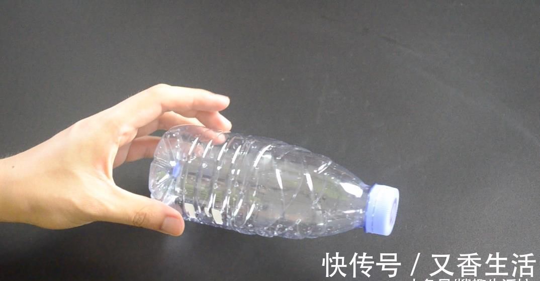 垃圾桶上粘一个塑料瓶, 一年还能帮家里省不少钱, 可惜知道的人不多