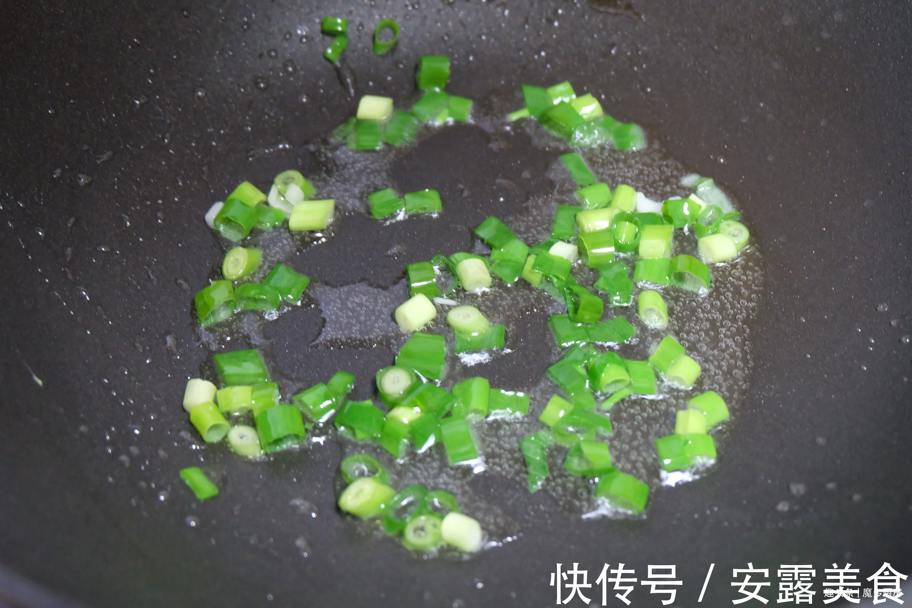 米饭|最近体重开始降了，晒晒我的午餐吧！一盘炒饭475千卡，吃得开心