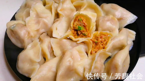 儿子大学放假返家,张罗了一桌子菜,简单丰盛,网友:这是亲爸妈