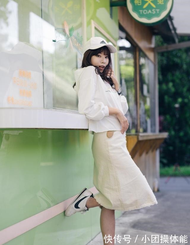 身穿白色 小姐姐身穿白色的帽衫卫衣，搭配牛仔半身裙，俏皮又时尚！