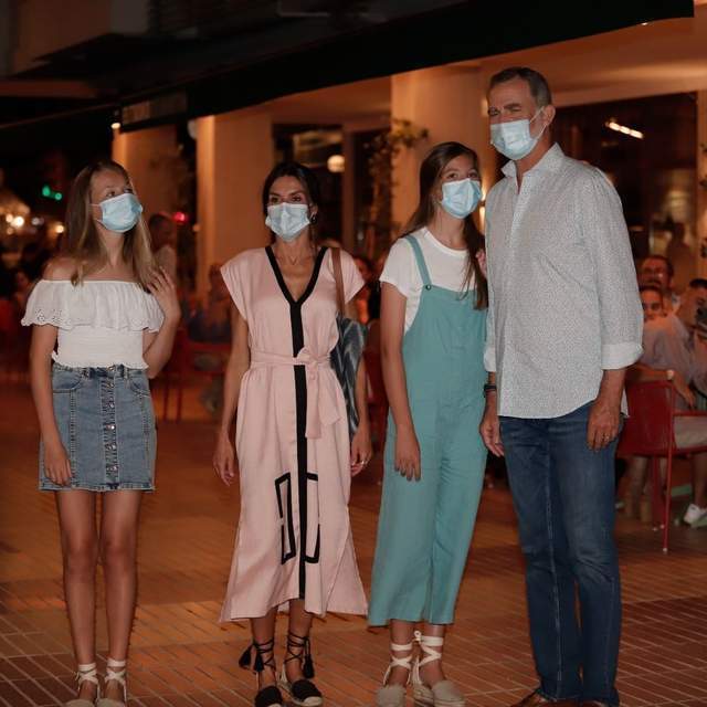 诺拉|西班牙全家集体换装!长公主首次穿一字肩,食指戴戒指渴望恋爱