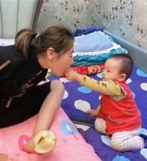 儿子|“无臂妈妈”用脚喂儿子吃香蕉，下一秒孩子的举动，令宝妈落泪