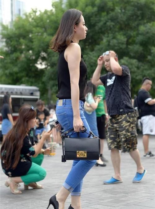 针织|紧身牛仔裤搭配针织背心，时尚干练，外搭小香风外套，颇有名媛