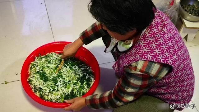回老家蹭饭，晒丈母娘做的菜炸圈了，网友：这才是正宗农家菜