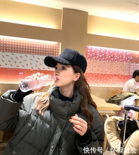 街拍 去年的卡其衣服可以扔了,今年最流行是“它”,穿到明年都不过时