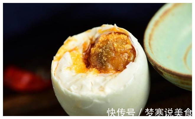 用土方法腌咸鸭蛋,多加1味料,10天就腌好,鸭蛋个个流油