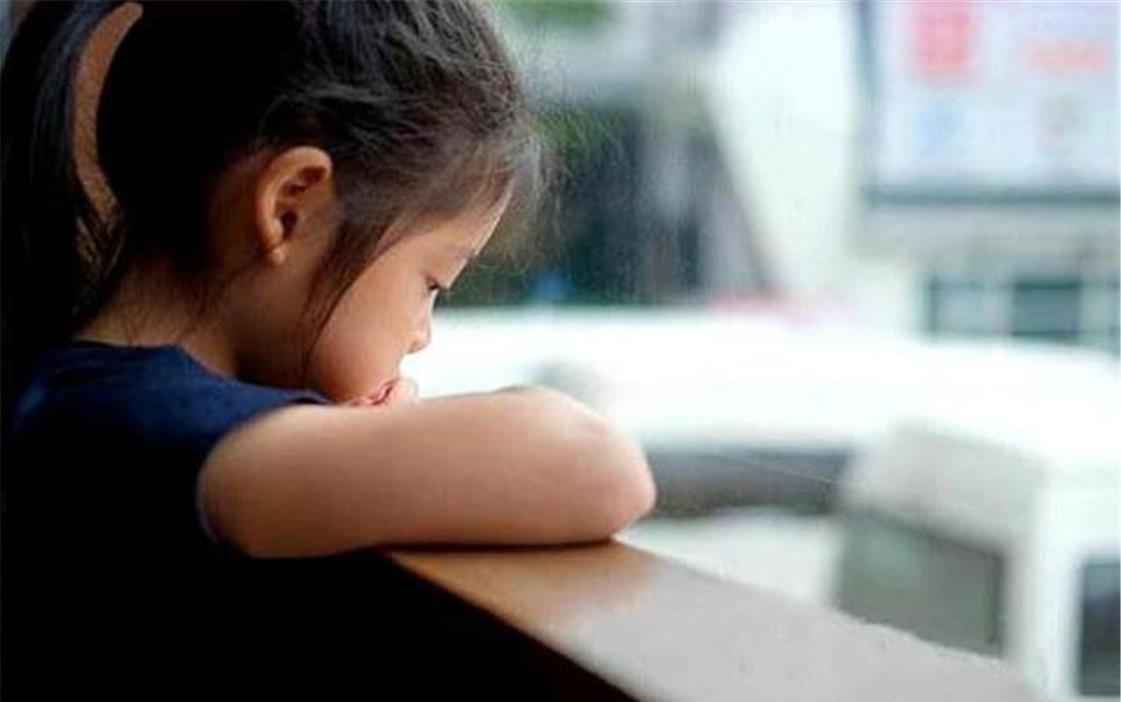 超市|6岁女孩逛超市,衣服很鼓怀疑偷窃,店员解开衣服后,忍不住落泪