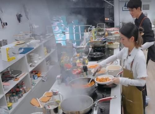 特色菜|周也出汗導(dǎo)致頭發(fā)粘臉上，自創(chuàng)新造型成焦點(diǎn)，只有素顏美人才能駕馭