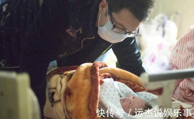 小宝宝|产房外爸爸得知生了个女儿,做出的反应引人注目,网友:过于真实