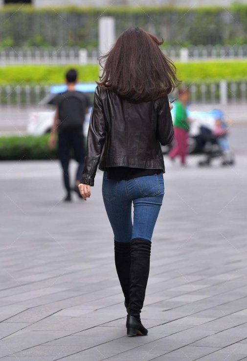 黑色上衣总是沉闷不出彩？外加黑色皮衣和牛仔裤，造型帅气十足