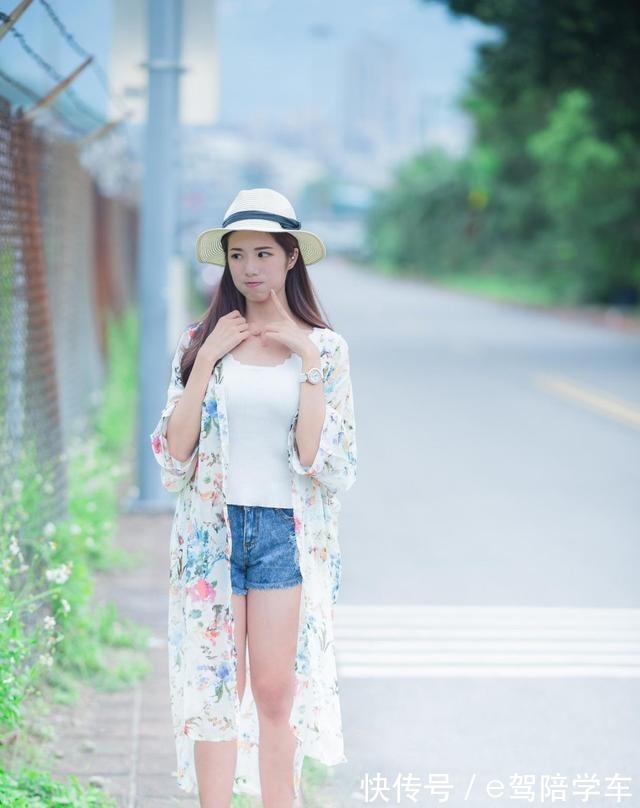 白色 白色背心搭配牛仔短裤青春减龄,清凉又不失时尚感!