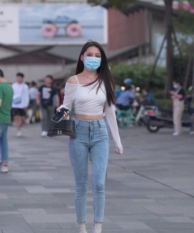 衣服|时尚的牛仔裤在她们身上绽放了无限美感