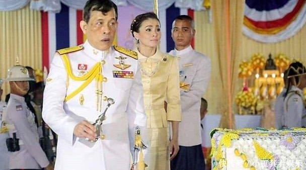 套装|苏提达穿娃娃领套装亮相!戴四串珍珠项链和粉宝石胸针向贵妃出招