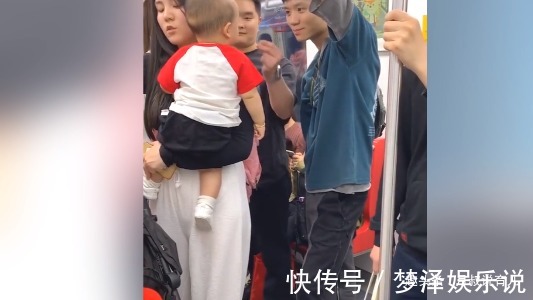 哥哥|萌娃坐地铁时,有两个小哥哥逗他玩,场面太搞笑了