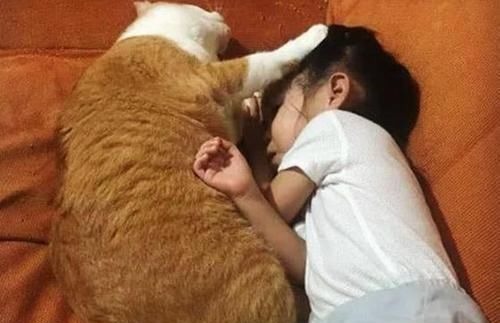 奶奶|妈妈带娃孩子不长个,奶奶带娃身高猛涨,医生:都是午睡惹的祸