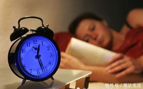 头发|女生晚上睡觉,到底是该扎着头发还是散着头发?