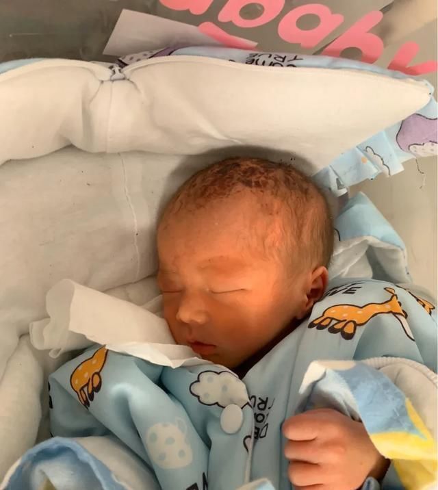 双胞胎|早产双胞胎兄弟,刚出生时瘦如干瘪小老头,11天颜值逆袭变成萌娃