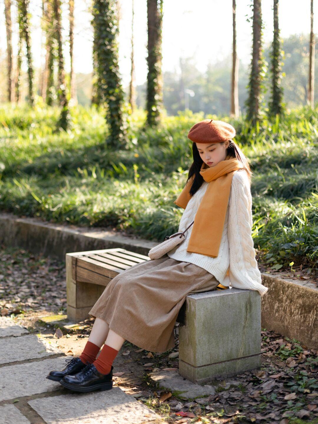 穿搭|冬天想要穿出甜美可爱风,少不了一件米白色毛衣的搭配,搭配卡其色半身裙,更加温柔!