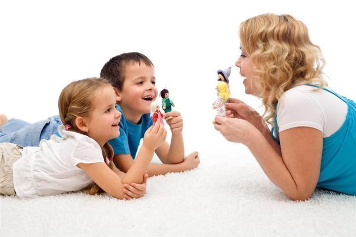 家长们|“宠姐”弟弟走红,勤勤恳恳伺候姐姐,网友调侃:全网最惨二胎