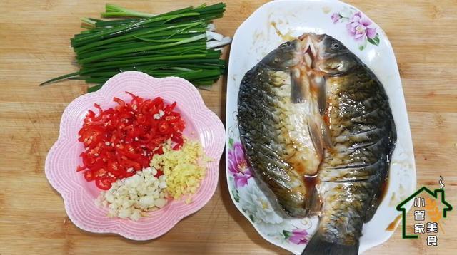 大厨|大厨教你一道特色菜,葱烧鲫鱼的家常做法,一条鱼都不够一个人吃