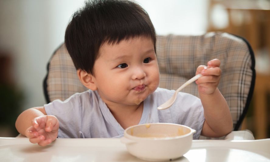 生长发育|孩子添加辅食,不要只盯着月龄看,这3个条件也很重要