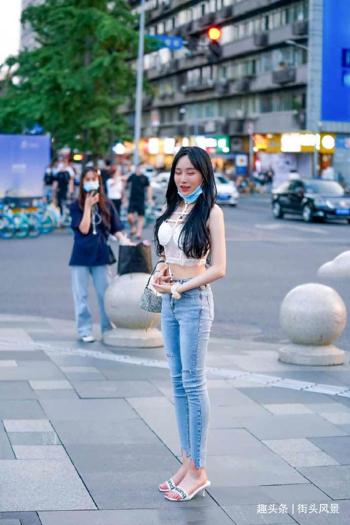 小姐姐真会穿！蕾丝“眼镜”衣直接穿出门，搭配牛仔裤真个性！