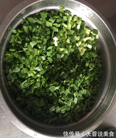 做水煎包，该用什么水很多人都做错，所以包子口感不脆，不好吃