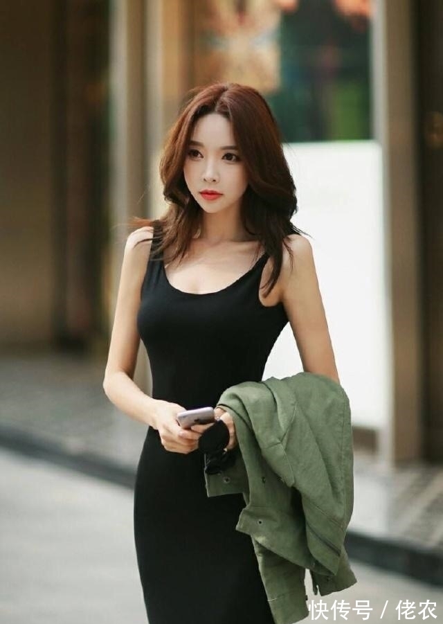 时尚|街拍:春季各种穿搭,尽显小姐姐身材,简单而时尚