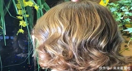 说卷发显老,45岁大姐姐烫发年轻5岁!治疗各种发量少