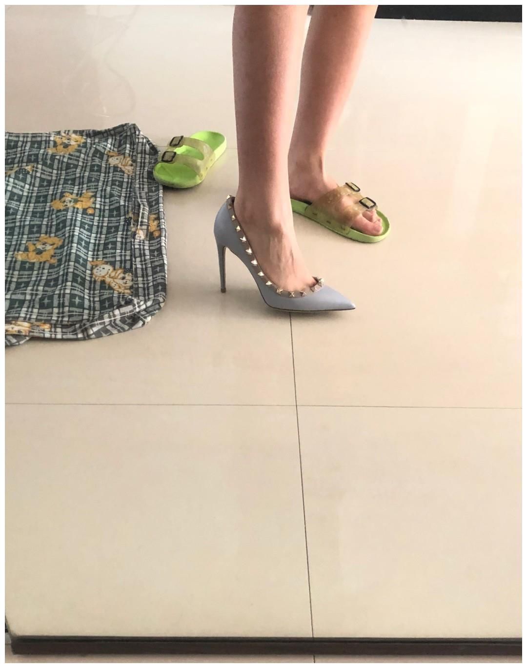 高跟鞋|满身都是铆钉的奢侈品高跟鞋，华伦天奴靠出众博眼球，性感度极高