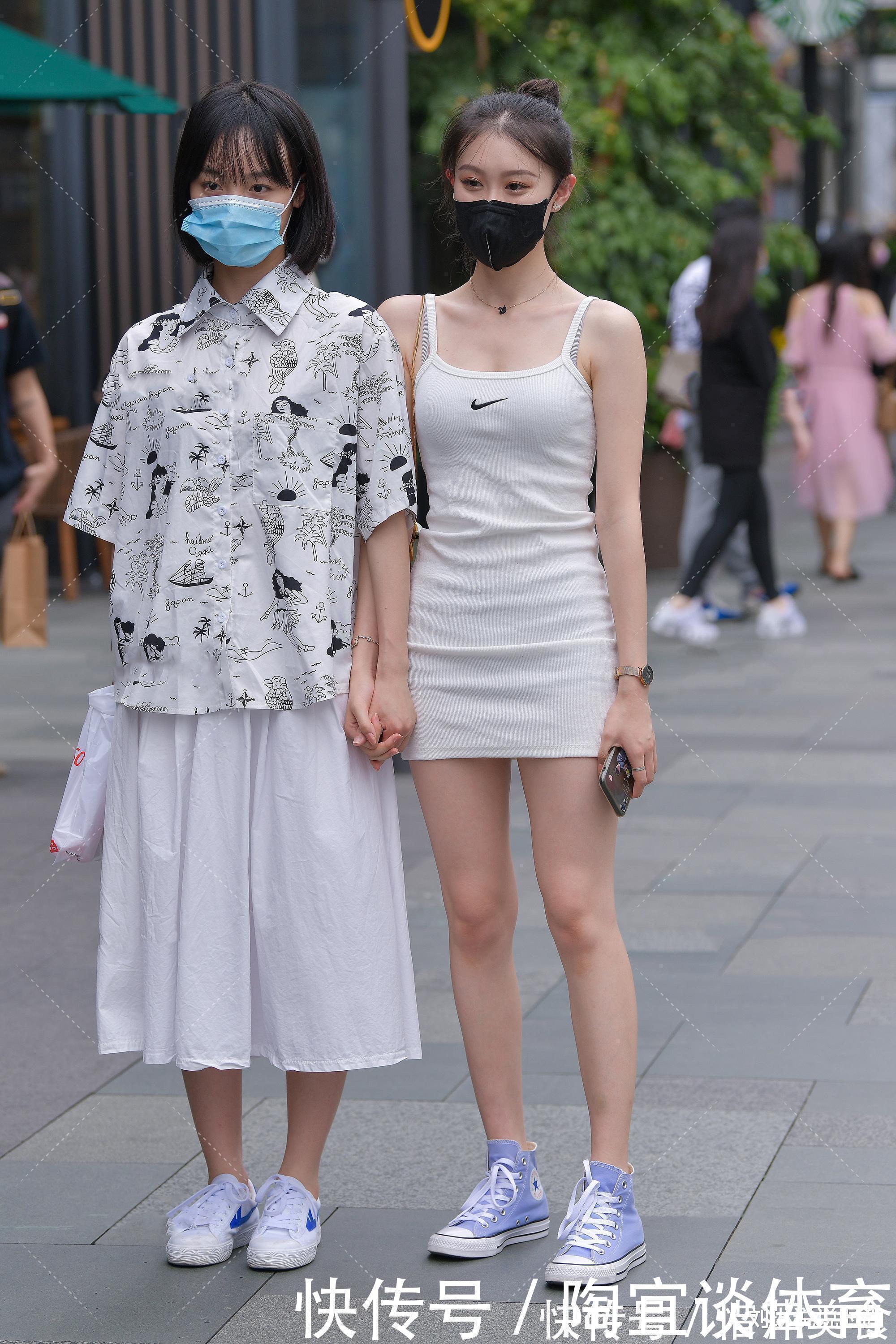 金色 闺蜜俩逛街,同样的白色系气质却大不相同,金色装饰体现“贵妇”气质