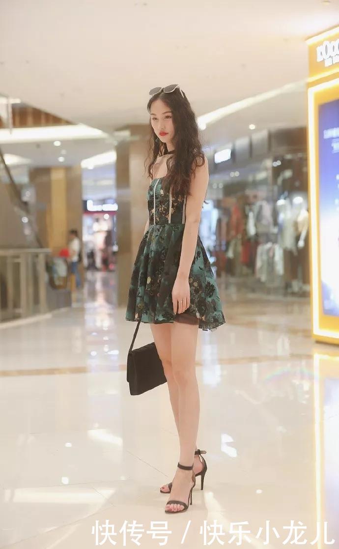 小姐姐脚上一双尖头的高跟鞋,让她逛街的时候充满着优雅与自信